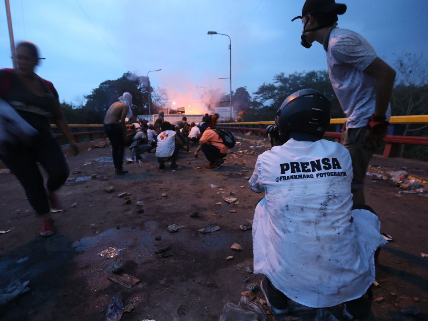 Manifestantes se enfrentan con miembros de la Policía Nacional Bolivariana en la frontera con Colombia. (EFE)