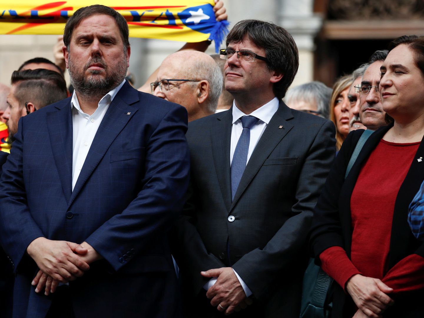 Puigdemont (c), Colau y Junqueras, durante una protesta contra las cargas policiales del 1-O. (Reuters)