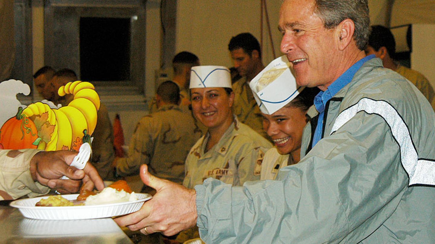  Bush, en Irak y en chándal. (Getty)