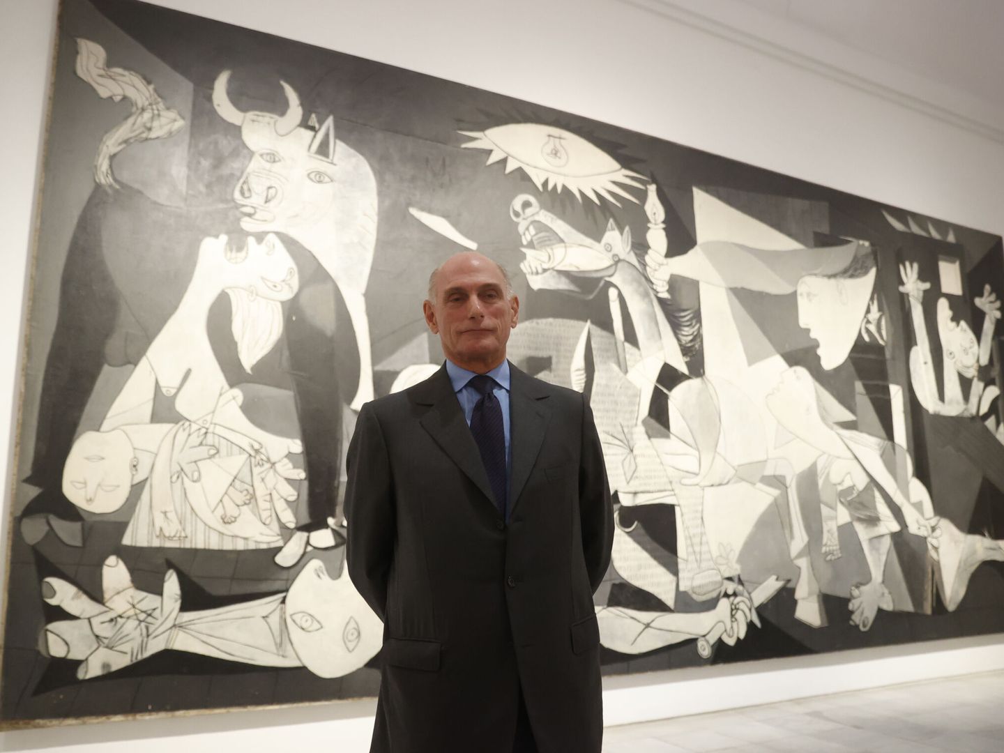 Bernard Ruiz-Picasso, nieto del pintor, posa ante el 'Guernica', durante la presentación de los actos conmemorativos del Año Picasso por el 50 aniversario de su muerte, en el Museo Reina Sofía. (EFE/Juan Carlos Hidalgo)