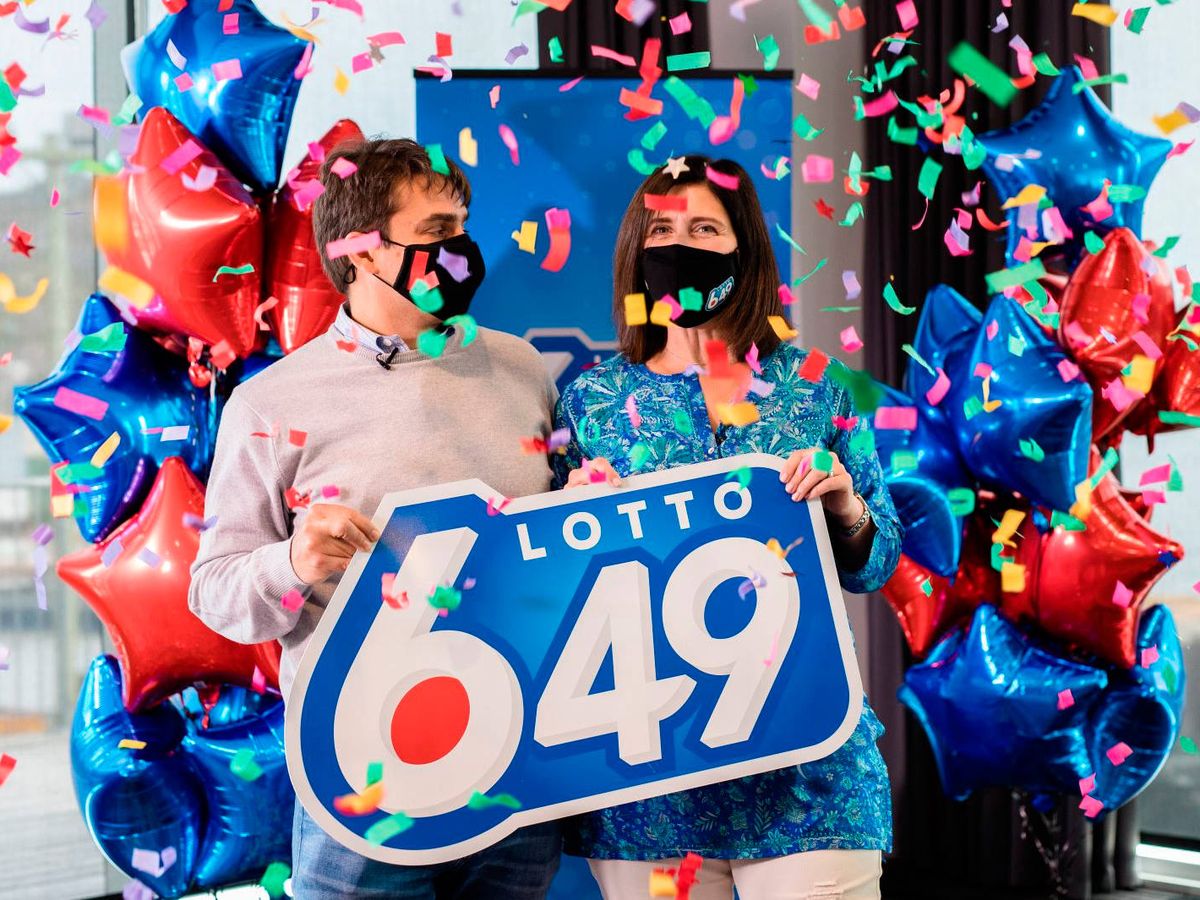 Foto: Francois-Xavier Morency y Nicole Parsons, en el momento de recibir su premio (Atlantic Lottery)