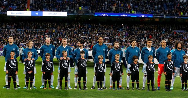 Foto: Los jugadores del Real Madrid escuchan el himno de la Champions | Reuters