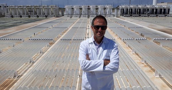 Foto: Carlos Unamunzaga, director de Fitoplancton, en la planta de Cádiz. (C. P.)