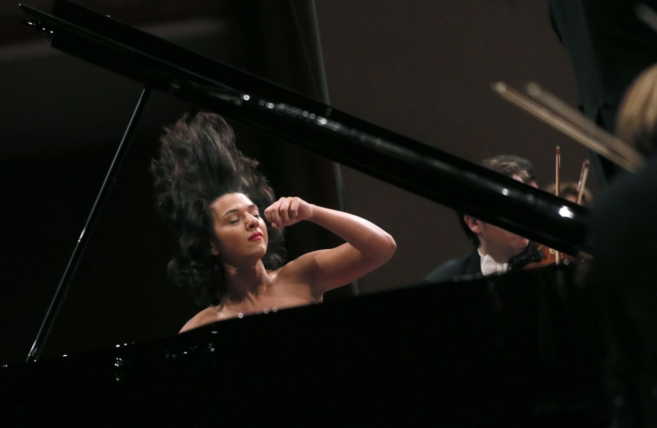 La pianista Khatia Buniatishvili, durante un concierto. (EFE)