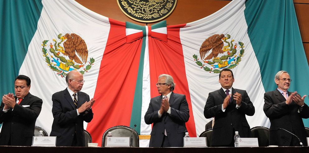 Baltasar Garzón (centro) y Antonio Navalón (derecha), en la apertura del foro mexicano. (Efe)