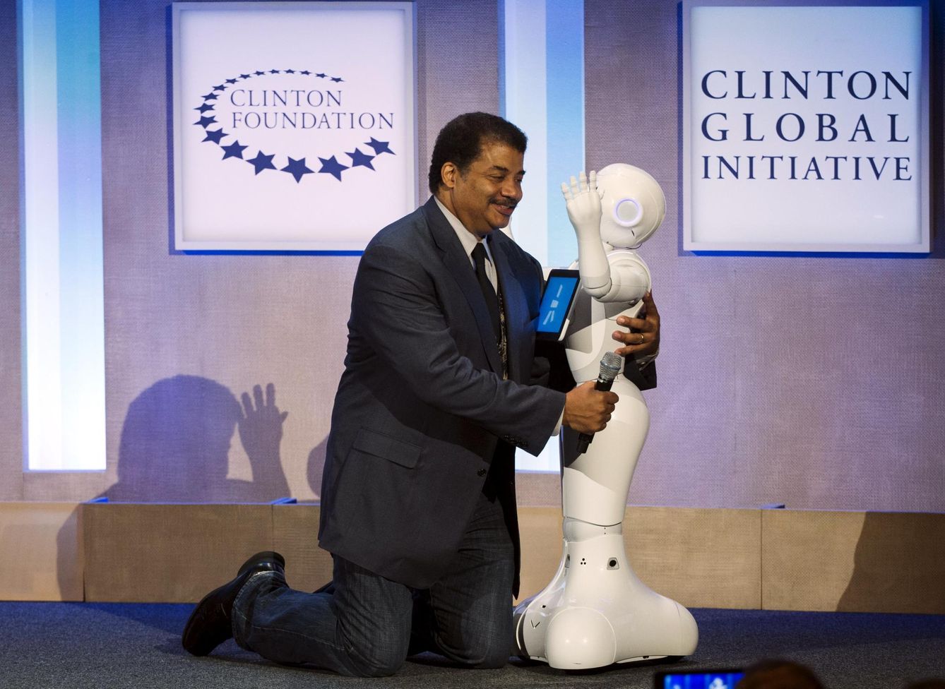 Neil deGrasse Tyson, uno de los divulgadores científicos más famoso, interactúa con un robot. (Reuters)