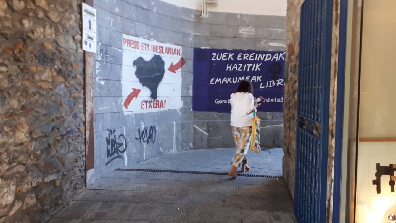 Una mujer pasa por delante de una pintada que reclama el acercamiento de los presos de ETA. (EC)