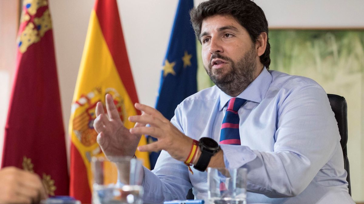 El presidente de Murcia empieza a recular: el pin es ajeno a Vox y no necesita un decreto
