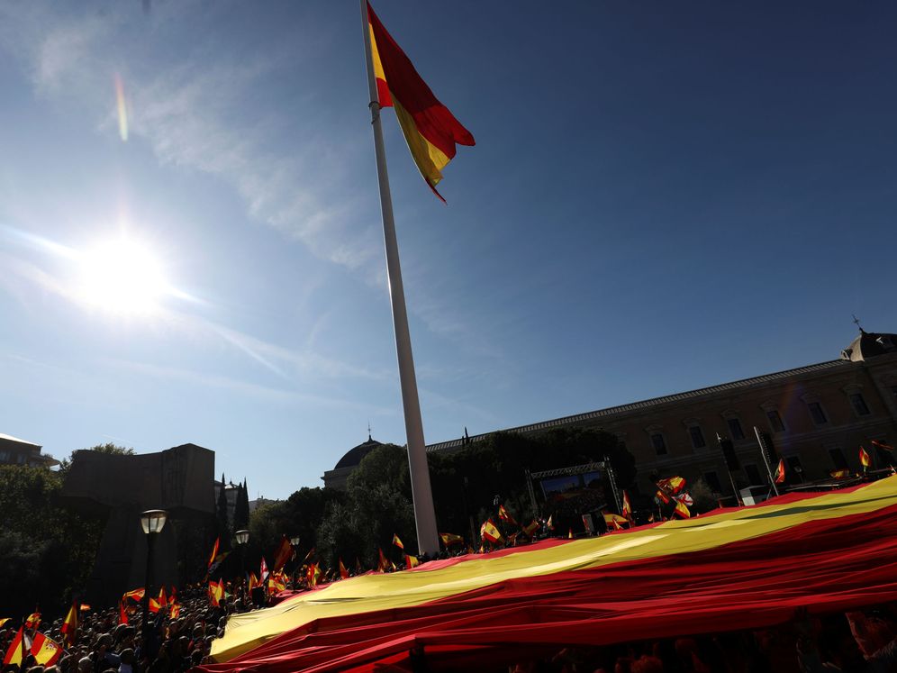 Foto: Los militantes de Vox sujetan una enorme bandera española este sábado en la plaza de Colón. (Reuters)