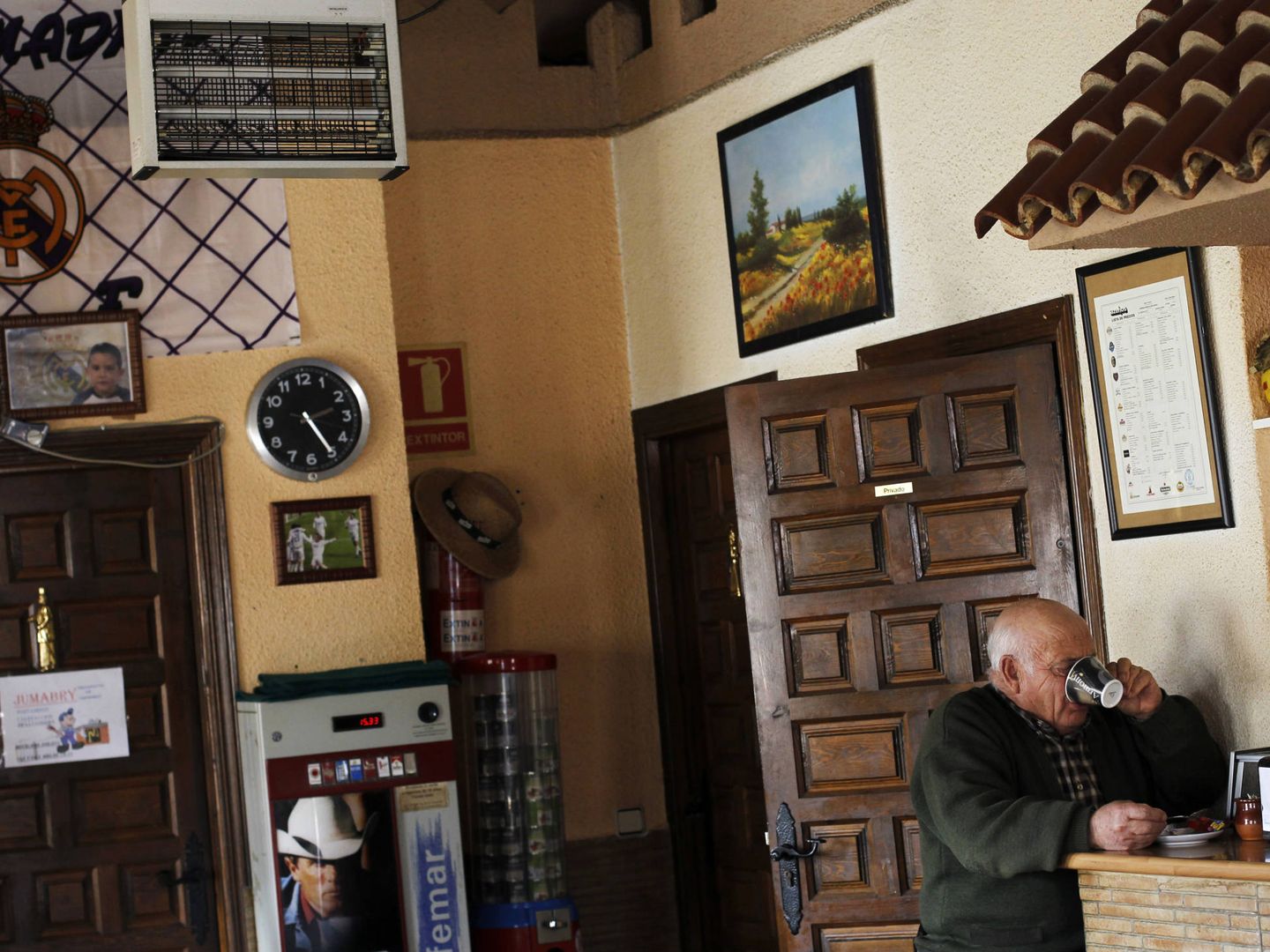 Un jubilado toma un café en el único bar de Peleas de Abajo, Zamora. (Reuters)