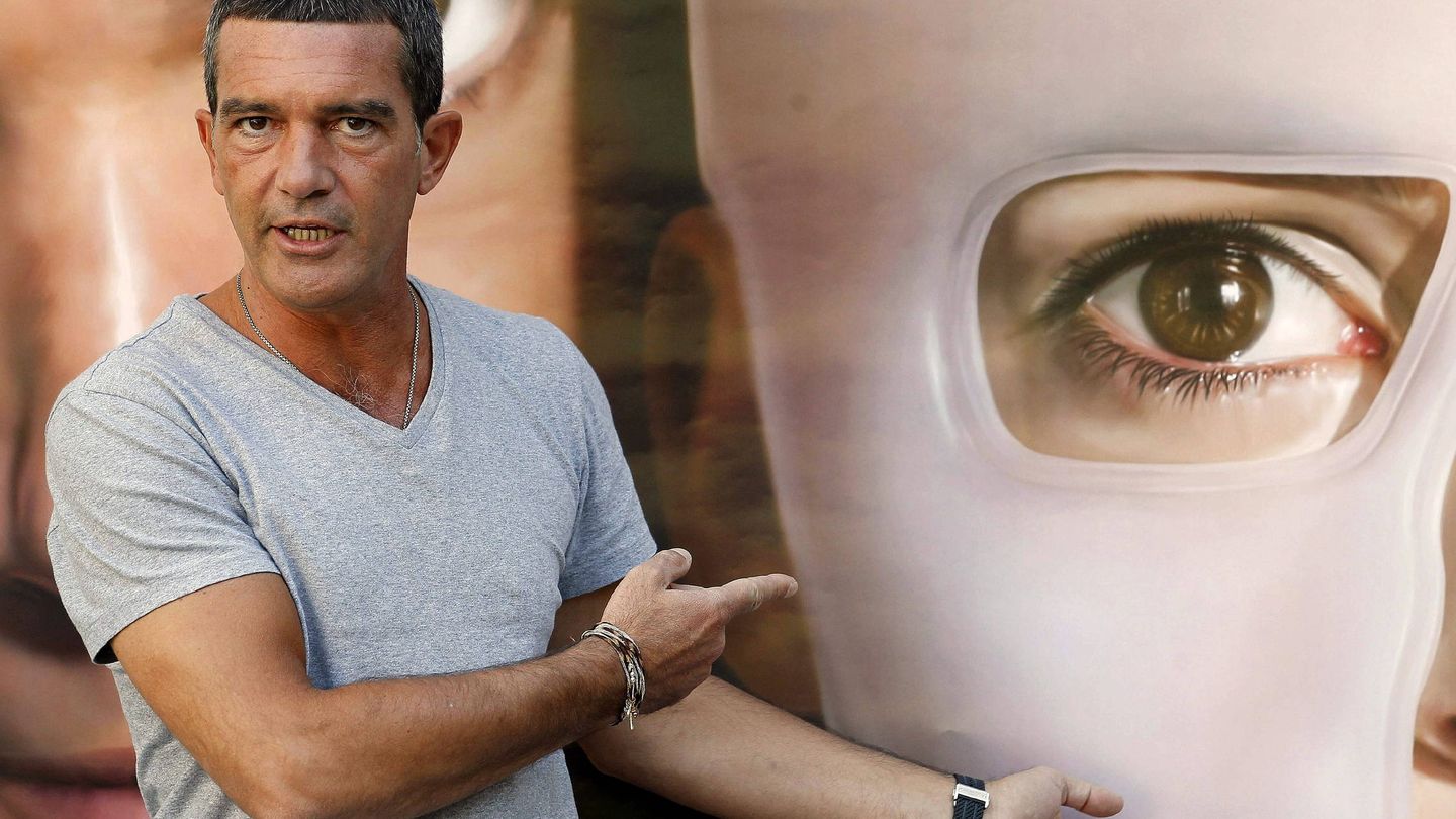 Antonio Banderas con el cartel de 'La piel que habito'. (EFE)