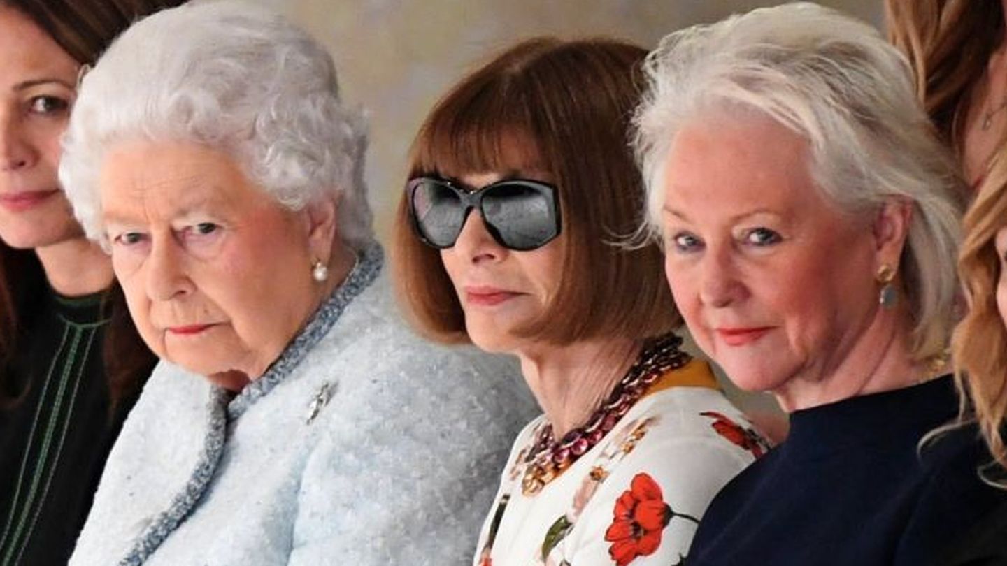 Isabel II, Anna Wintour y Angela Kelly, en una imagen de archivo. (EFE)