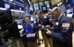 Wall Street se recupera del golpe gracias a un aluvión de datos 