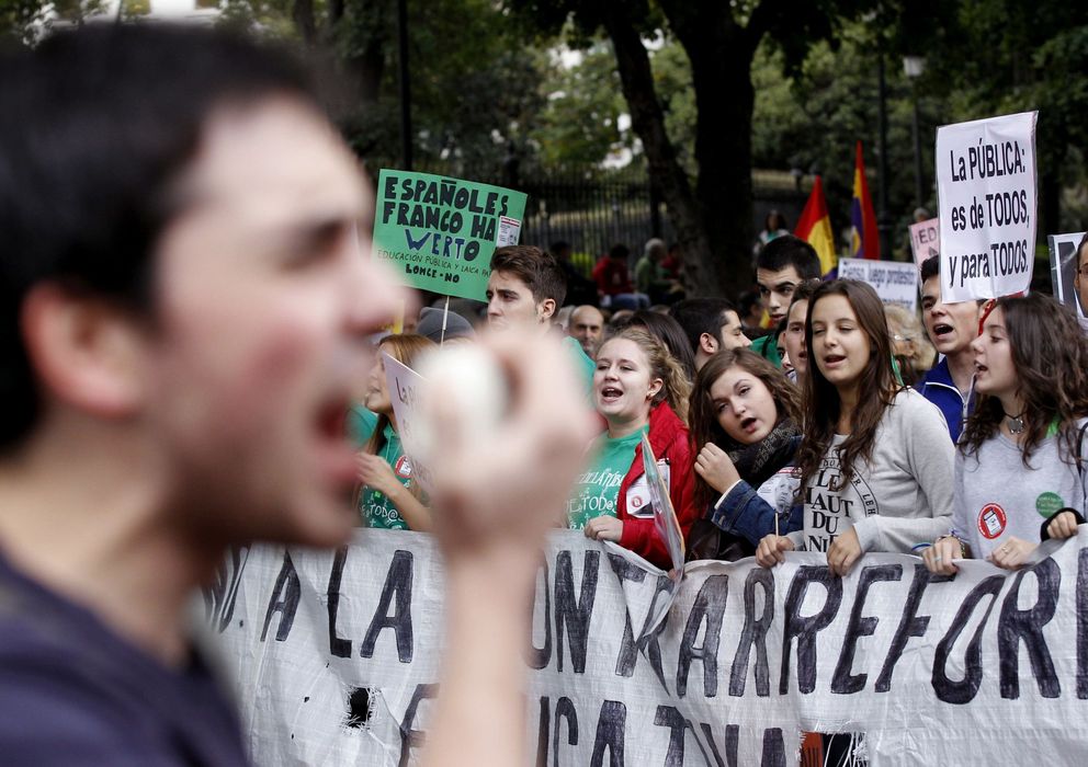 Foto: Miles de estudiantes participan en la manifestación celebrada esta tarde en Madrid contra la Ley Orgánica de Mejora de la Calidad Educativa (Lomce) (EFE)