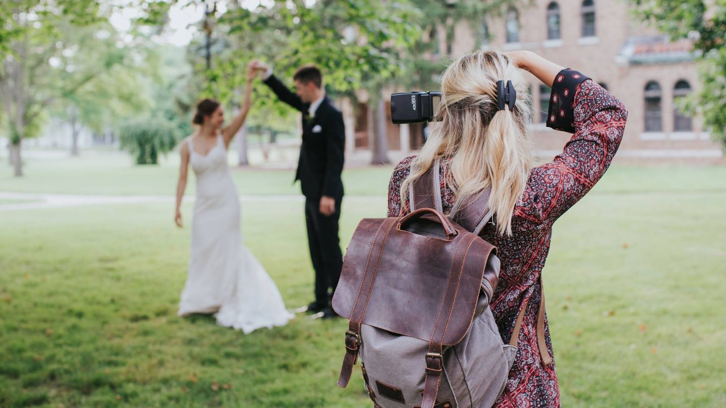 El fotógrafo es un elemento esencial e indispensable en una boda. (Fotografía de Mariah Krafft para Unsplash)