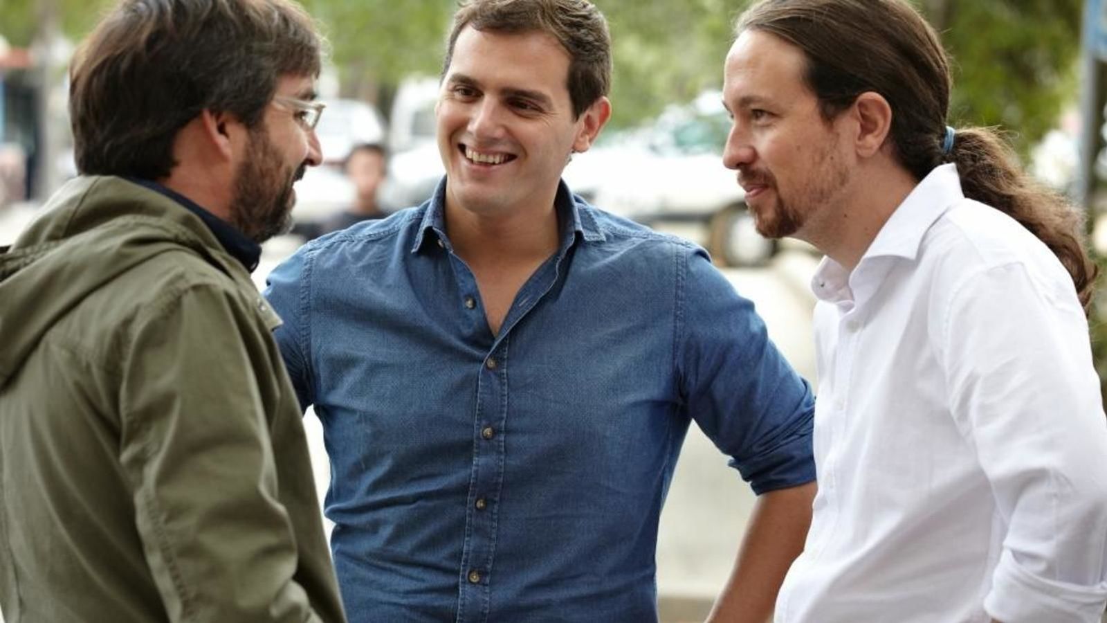 Foto: Pablo Iglesias, Albert Rivera y Jordi Évole durante el cara a cara de ambos políticos en el programa 'Salvados'.