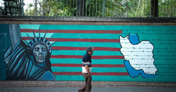 Foto: Un hombre pasa por delante de un mural antiamericano en Teherán, en octubre de 2017. (Reuters)