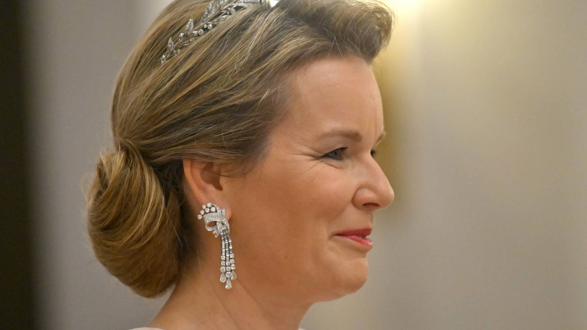 Matilde de Bélgica y su delicado look de gala: vestido capa rosa y tiara aristocrática