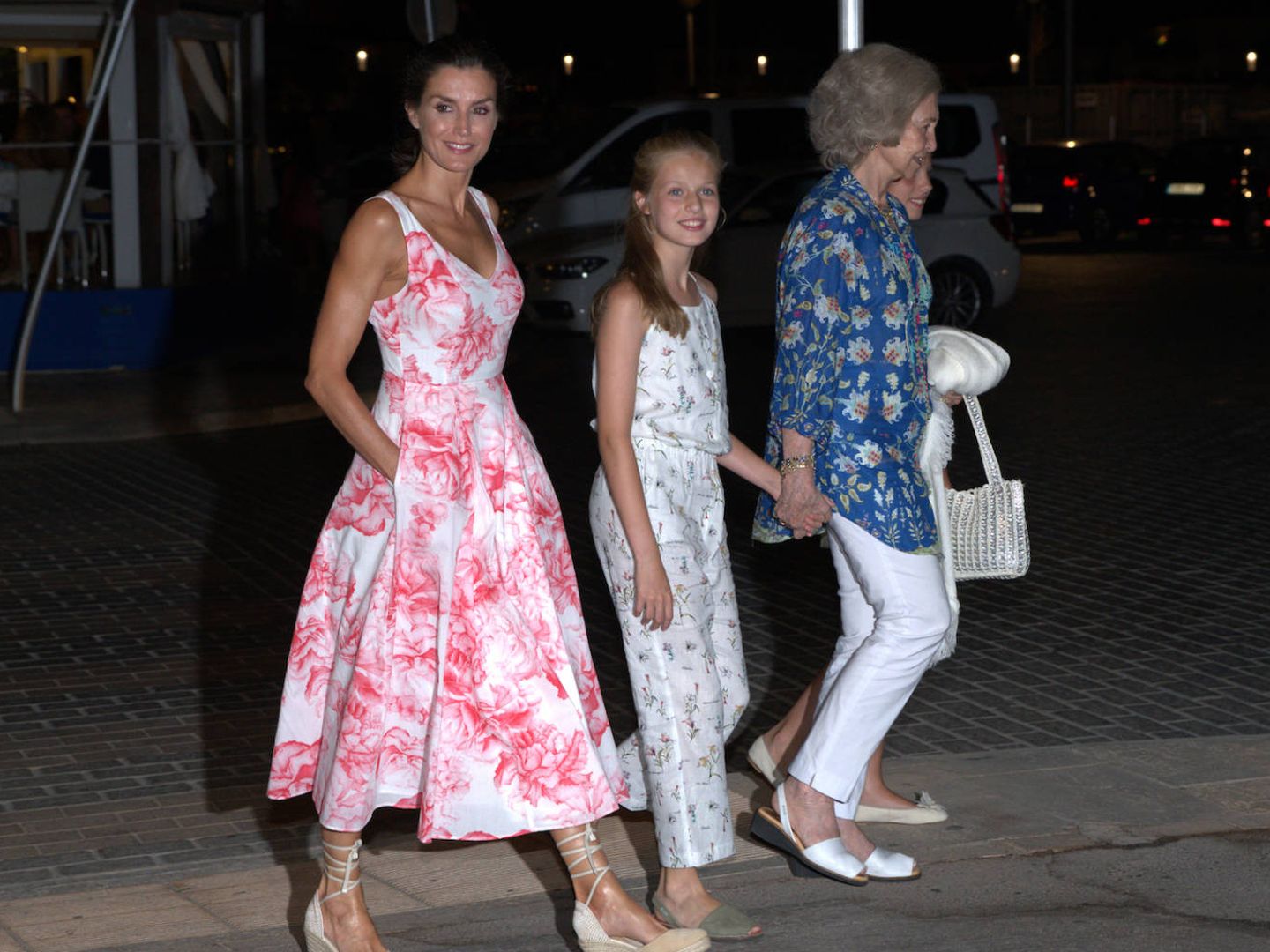 La reina Letizia camina con Doña Sofía y sus hijas al salir del restaurante. (Limited Pictures)