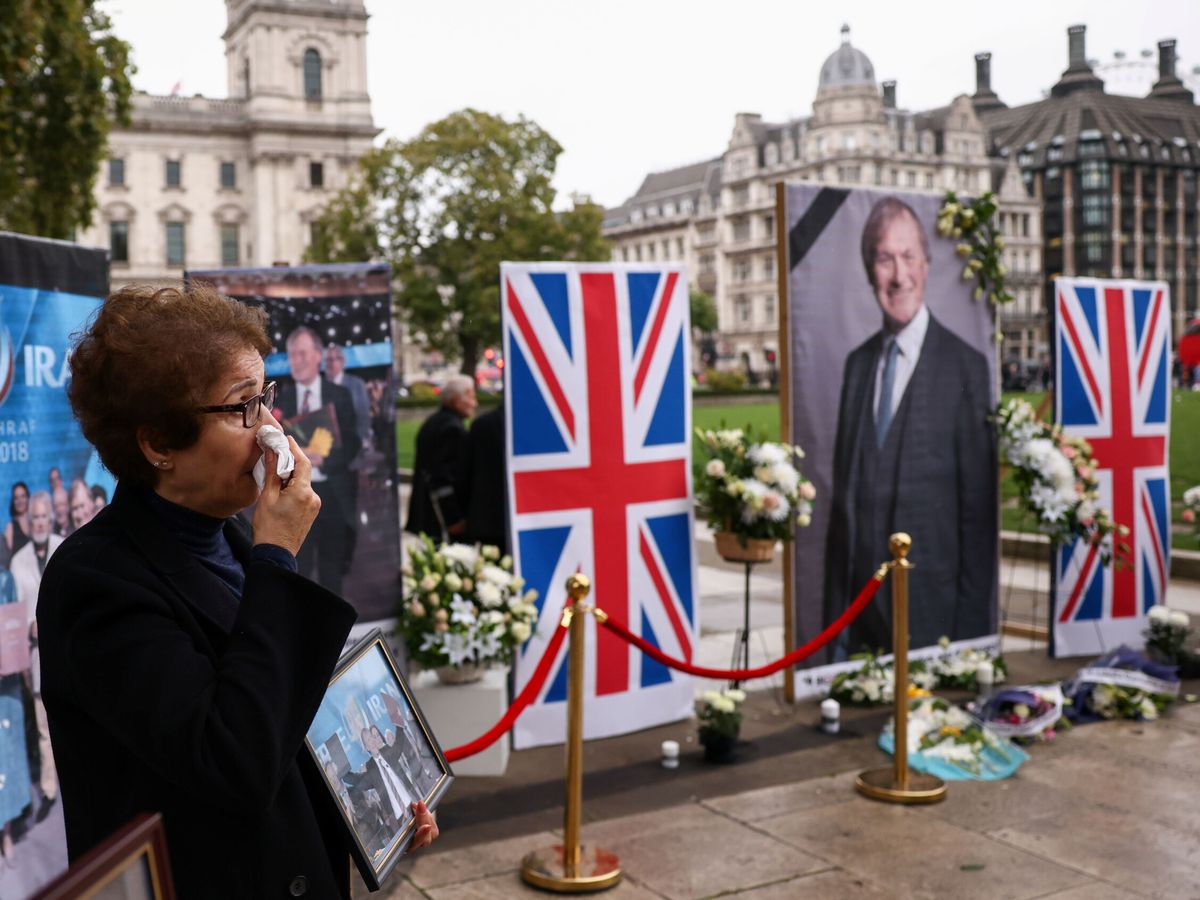 Foto: Tributo al diputado británico asesinado, David Amess. (Reuters)