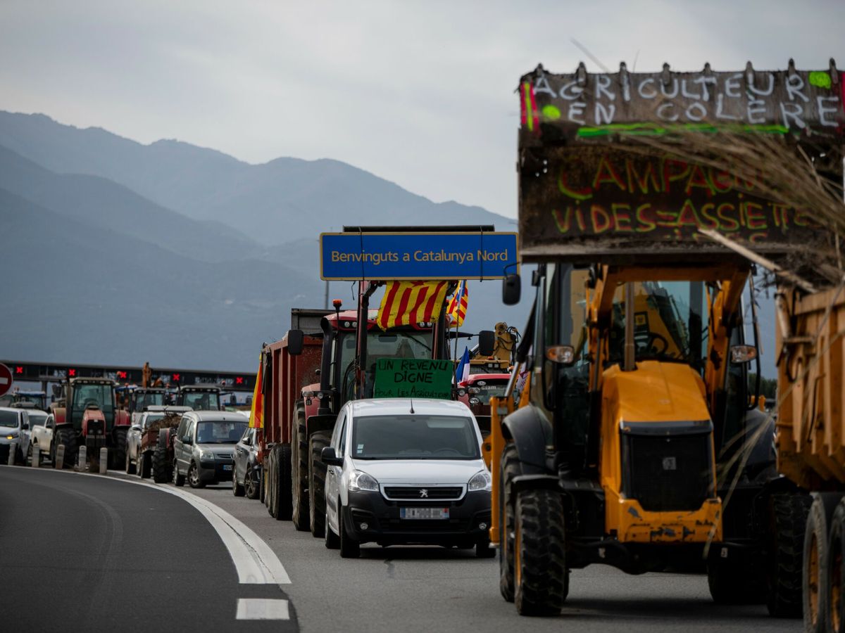 Foto: Varios tractores de agricultores franceses durante el corte de la A-9 francesa en las inmediaciones de la frontera con España. (Europa Press / Lorena Sopêna)