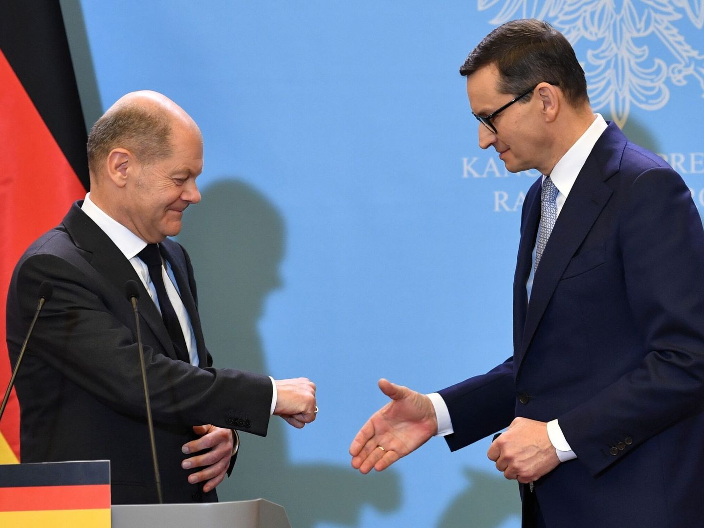 El canciller alemán ofrece el puño al primer ministro polaco, que le intenta dar la mano. (Reuters)