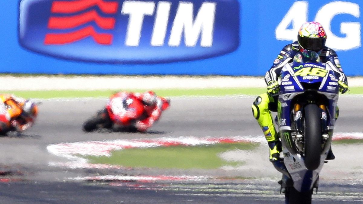 Rossi vuelve a ganar una carrera en casa de Simoncelli; Marc Márquez se cayó
