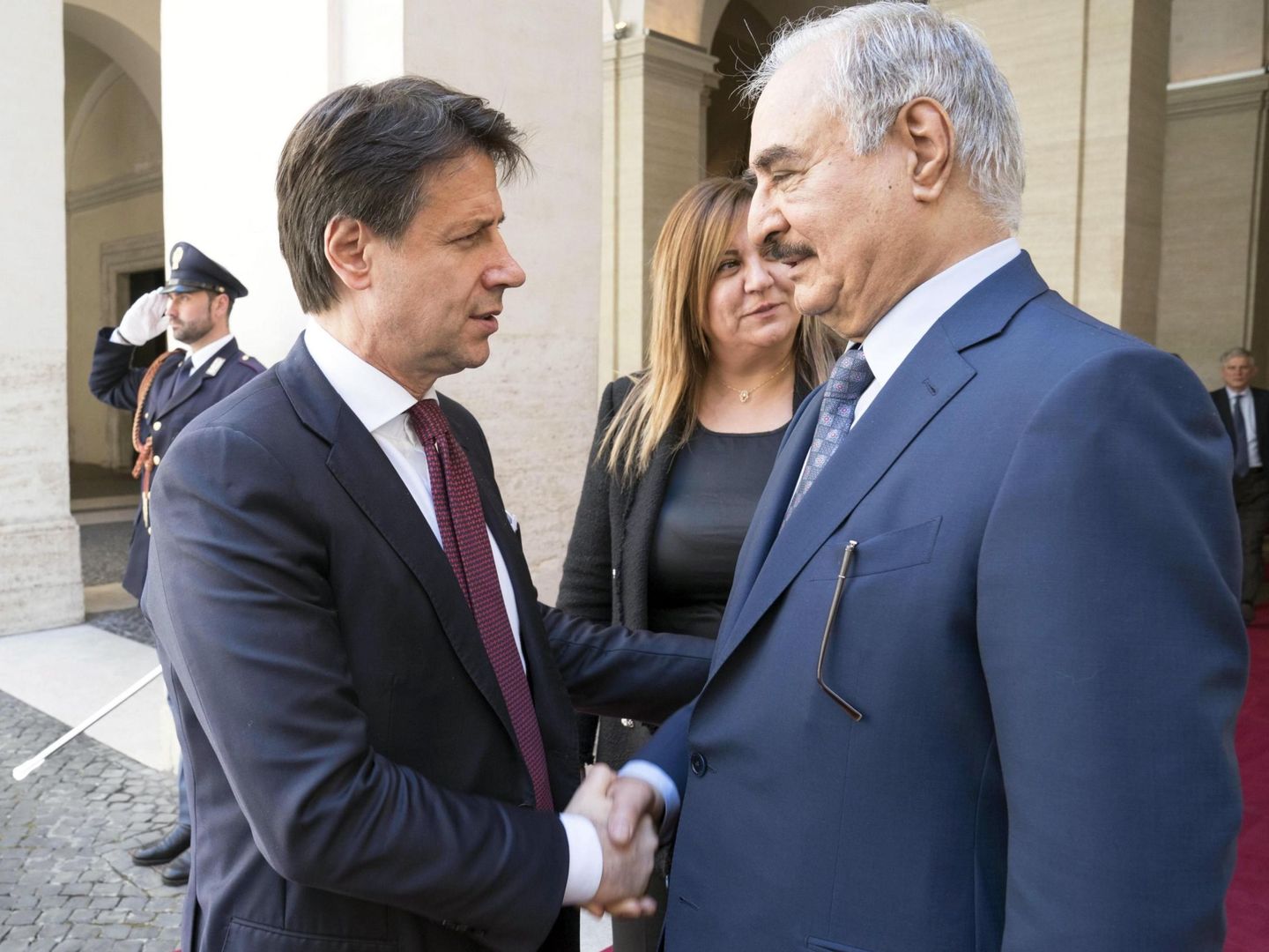 El primer ministro italiano, Giuseppe Conte, recibe al mariscal Halifa Hafter. (EFE)