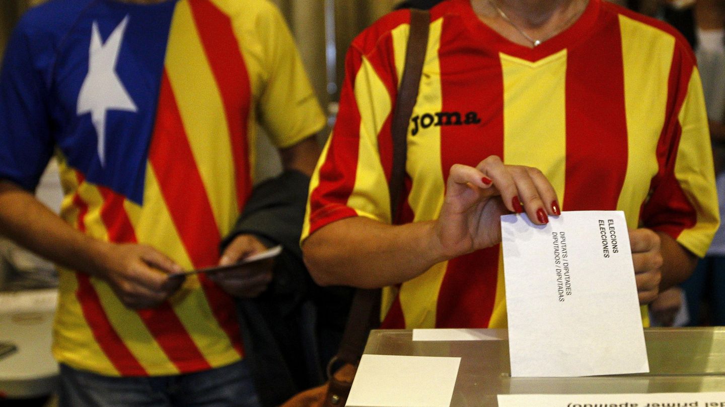 Una ciudadana deposita su voto en las elecciones del 27-S, en 2015. (EFE)