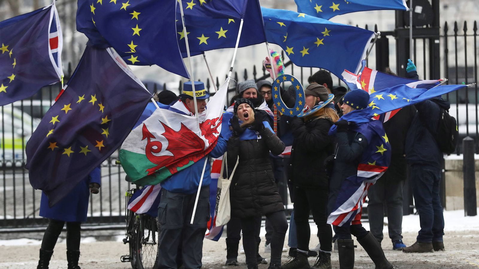 Foto: Manifestantes contrarios al Brexit protestan ante Downing Street durante la reunión entre Donald Tusk y Theresa May, el 1 de marzo de 2018. (Reuters)