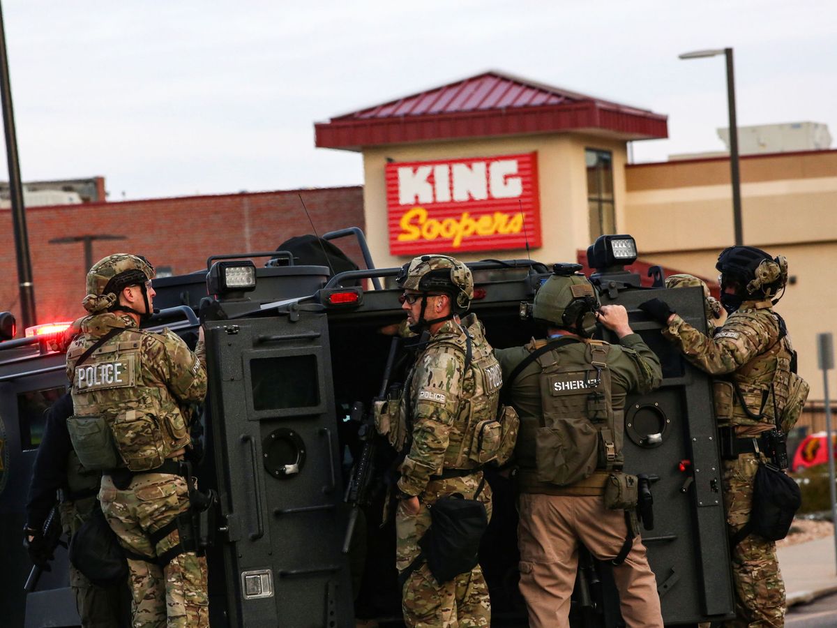 Foto: Agentes armados frente al centro comercial en Boulder. (Reuters)