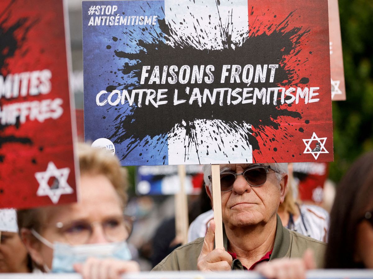 Foto: Manifestación contra el antisemitismo en la plaza de la Bastilla de París. (Reuters/Johanna Geron) 
