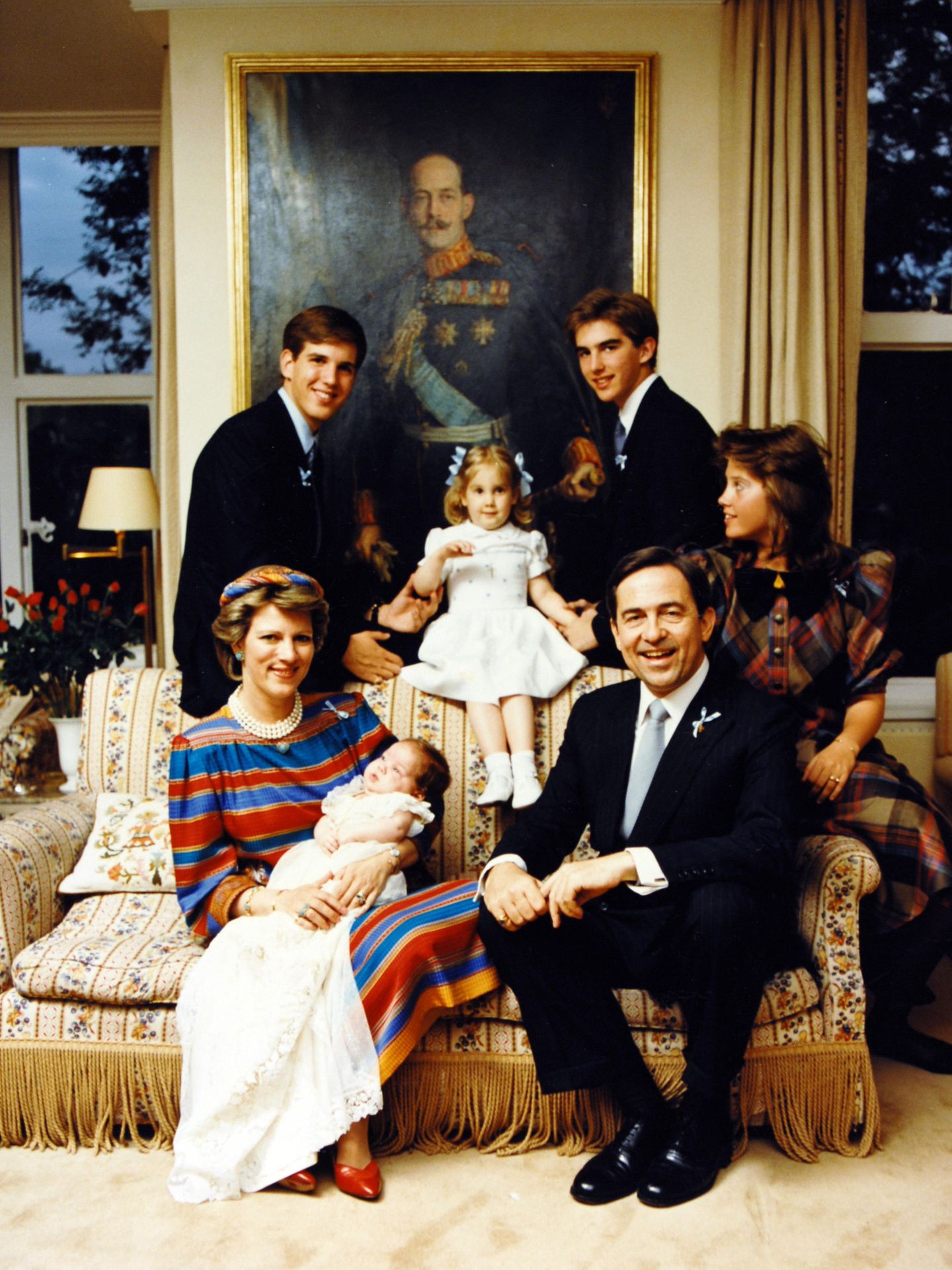 El rey Constantino de Grecia, con su esposa Ana María y sus hijos Alexia, Pablo, Nicolás, Teodora y Felipe.
