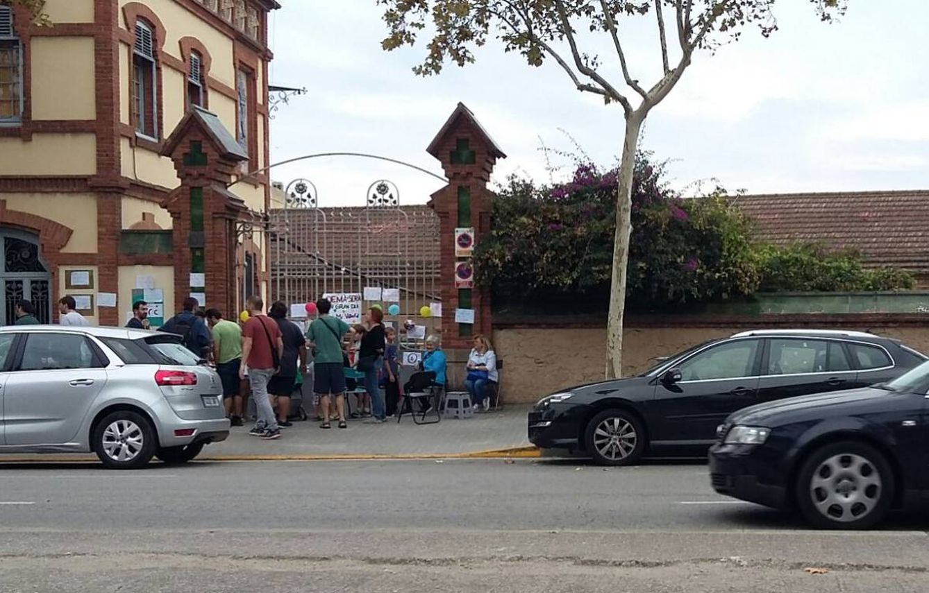 Padres y vecinos esperan a poder entrar en el IES Vilumara. (R.M.)