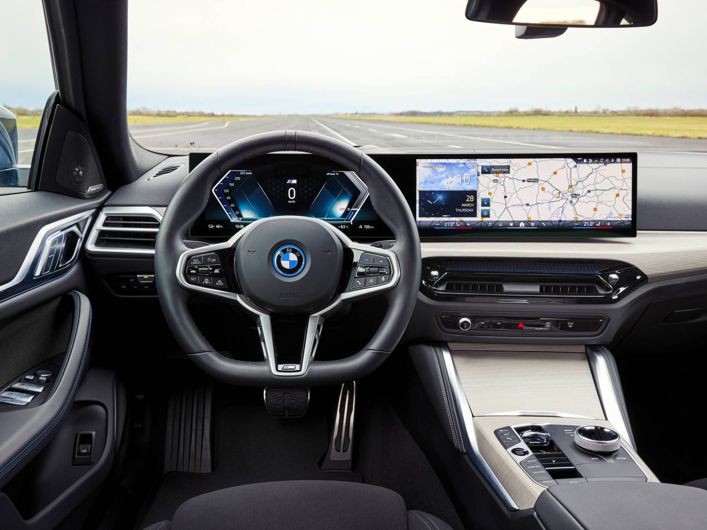 Ambas variantes equipan la pantalla curva BMW Curved Display y estrenan volantes de nuevo diseño.