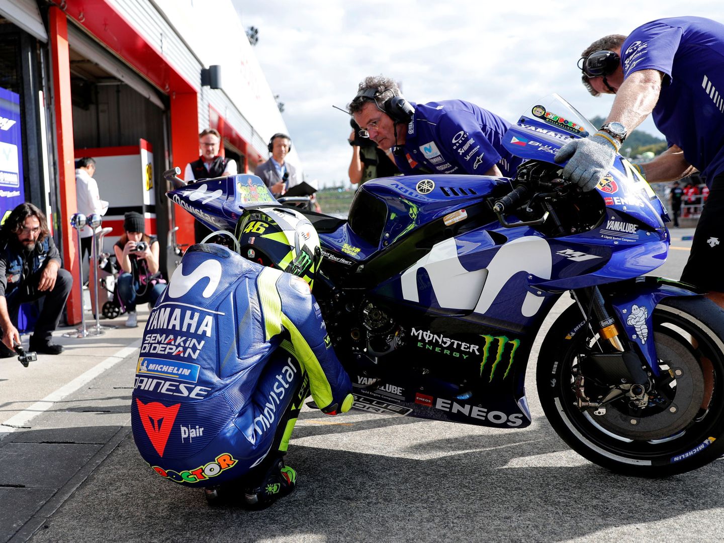 La Yamaha de esta temporada le gusta más a Rossi que a Viñales. (Reuters)