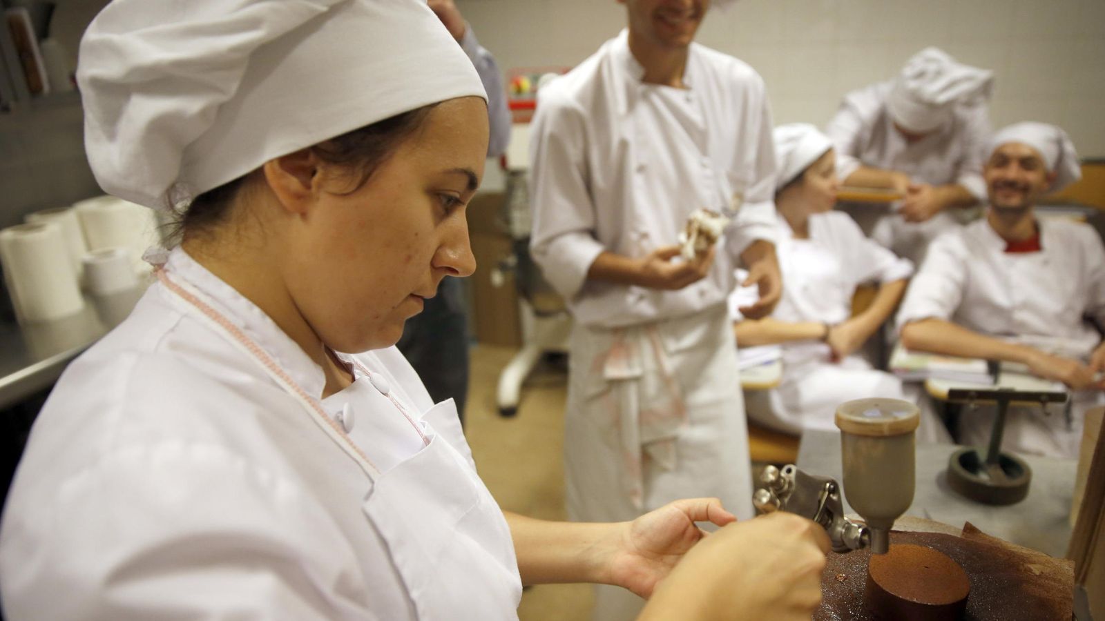 Foto:  Alumnos del centro de formación profesional de panadería y pastelería. (EFE)