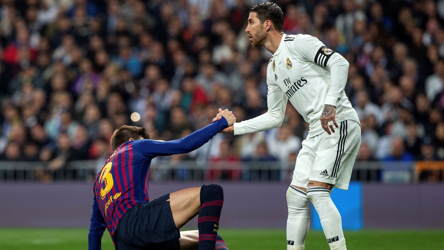 Ramos levanta a Piqué del suelo en un partido en 2019. (EFE/Rodrigo Jiménez)