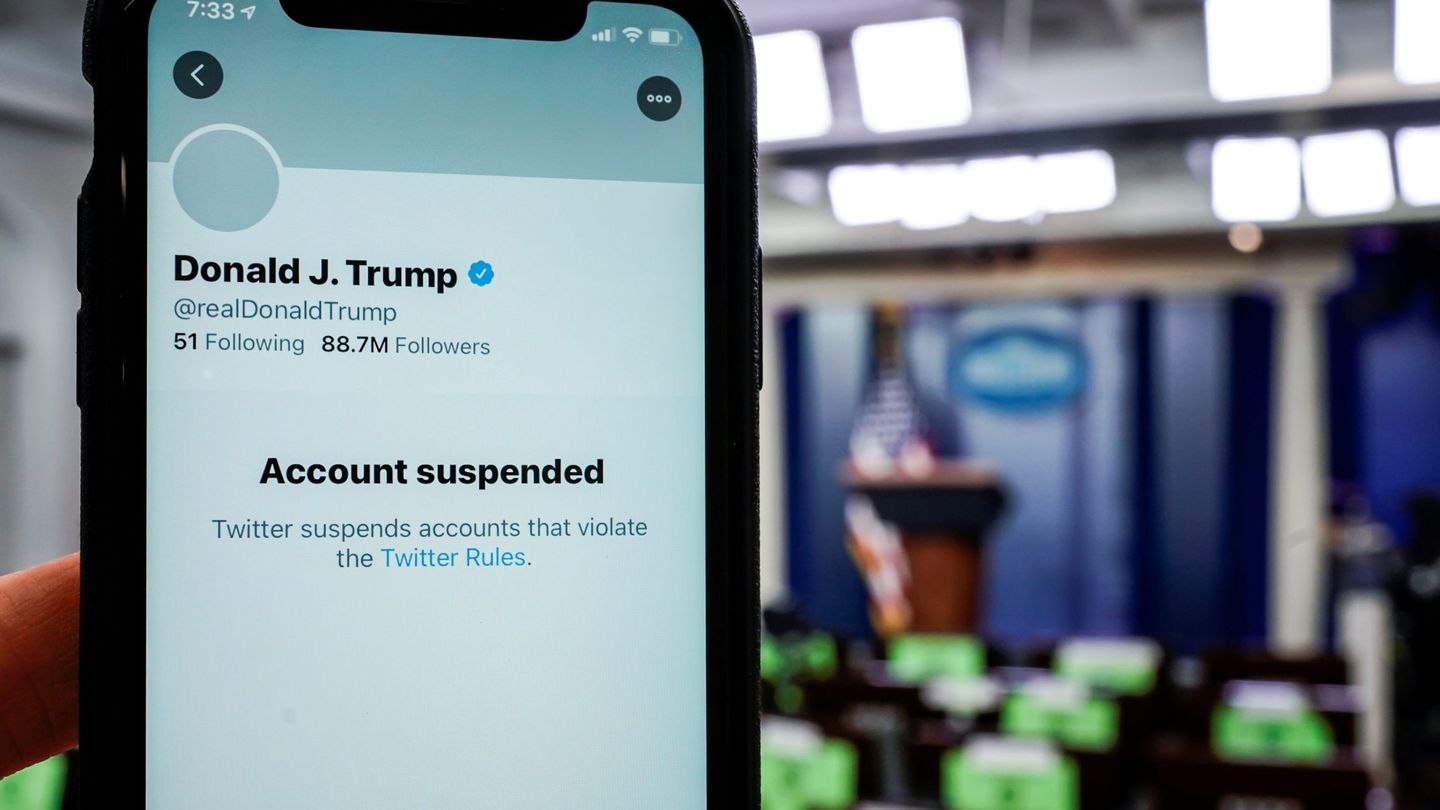 Cuenta de Donald Trump suspendida por Twitter. (Reuter)