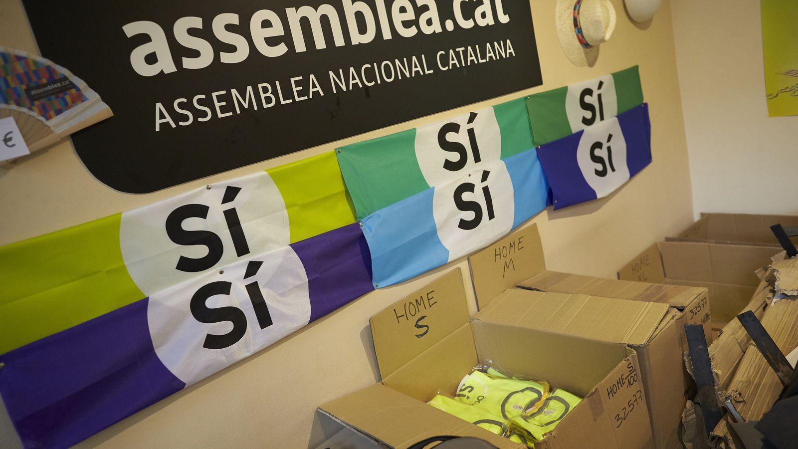 Foto: Publicidad en el interior de la sede de la Asamblea Nacional Catalana (ANC). (EFE)