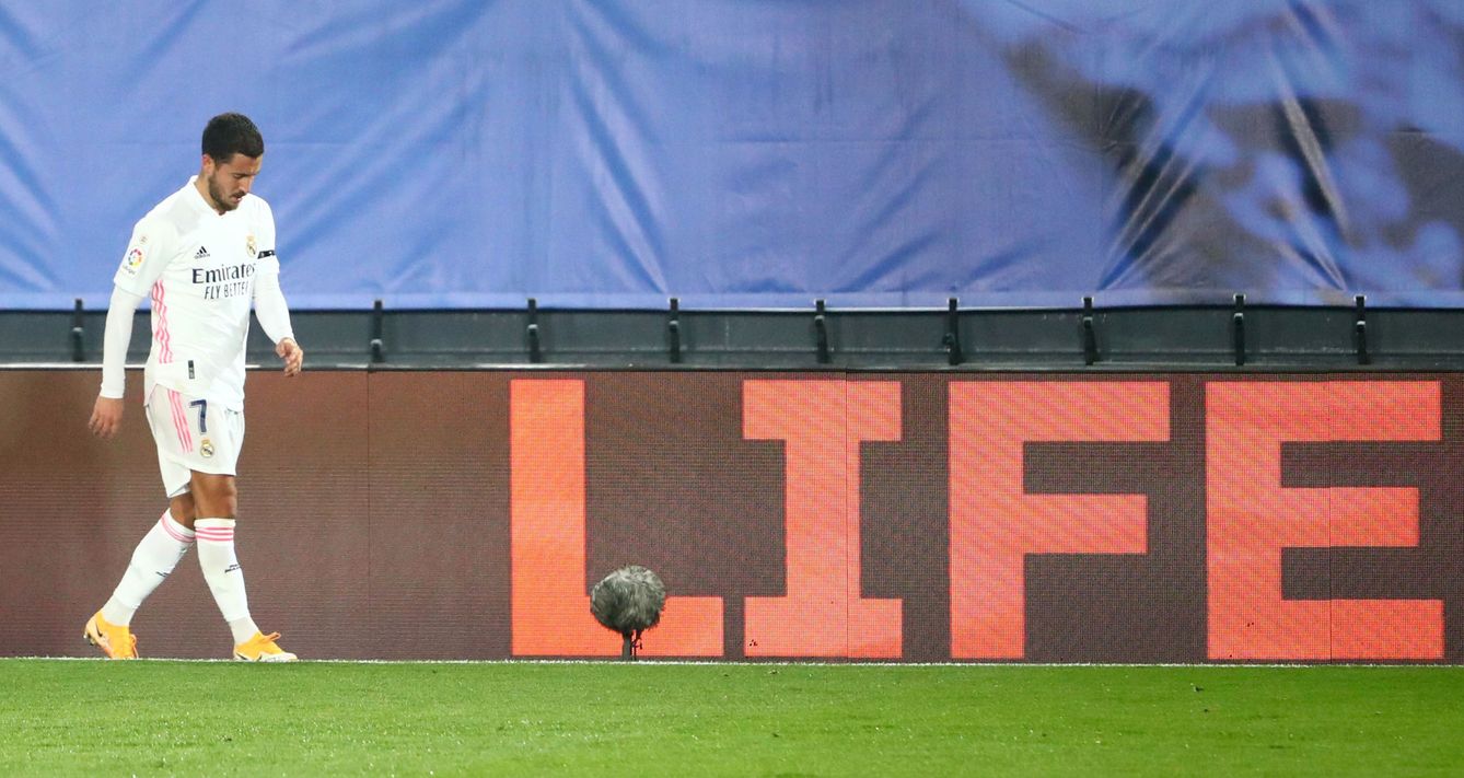 Hazard, abatido tras una jugada frente al Alavés. (Reuters)