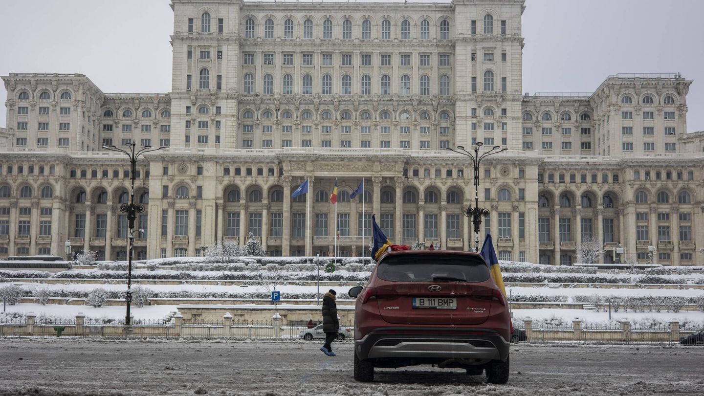 Imagen de la plaza de la Constitución de Bucarest, el pasado 21 de enero, cuando solo un tractor y un coche acudieron a la manifestación autorizada para hasta 5.000 personas, alegando que la extrema derecha está instrumentalizando su causa. (L. G.)