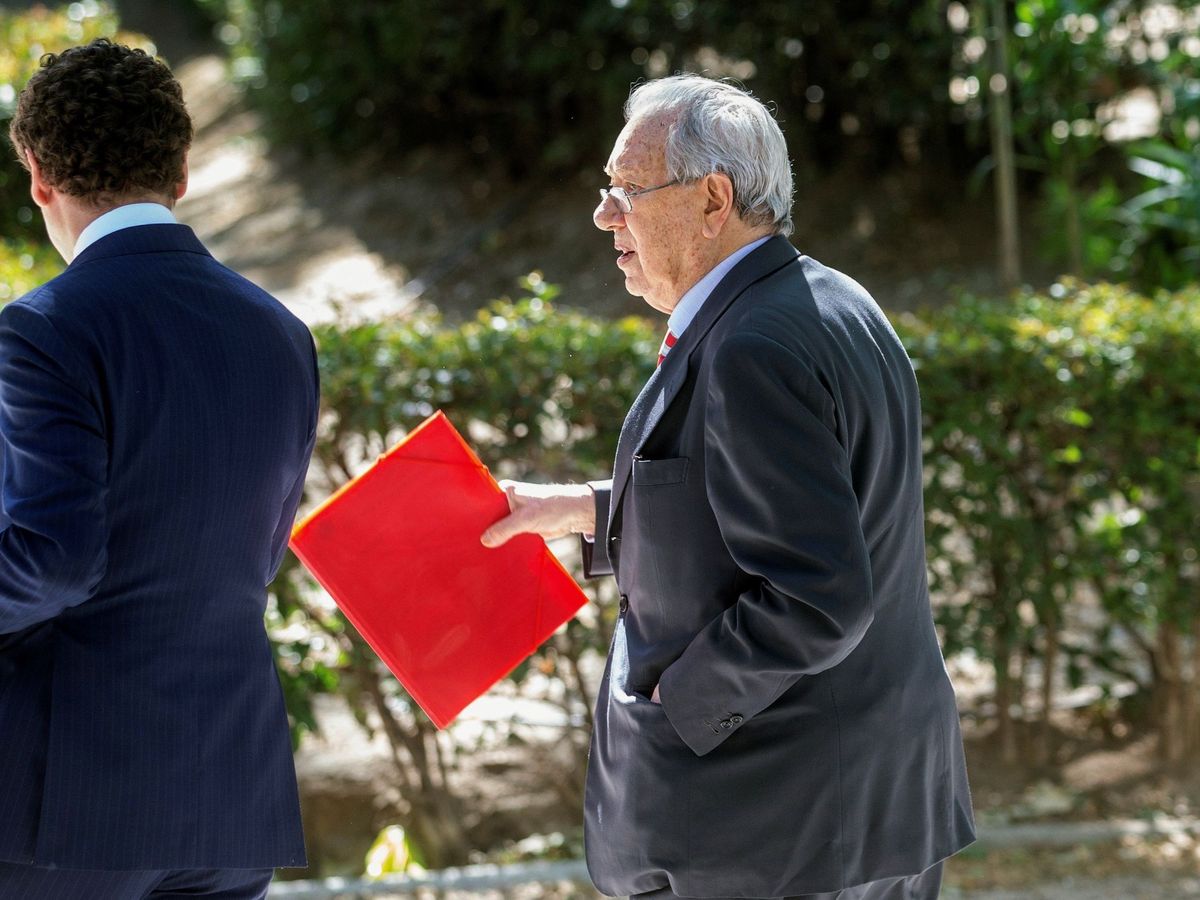 Foto: El exembajador Raúl Morodo, camino de su declaración ante la Audiencia Nacional en mayo de 2019. (EFE)