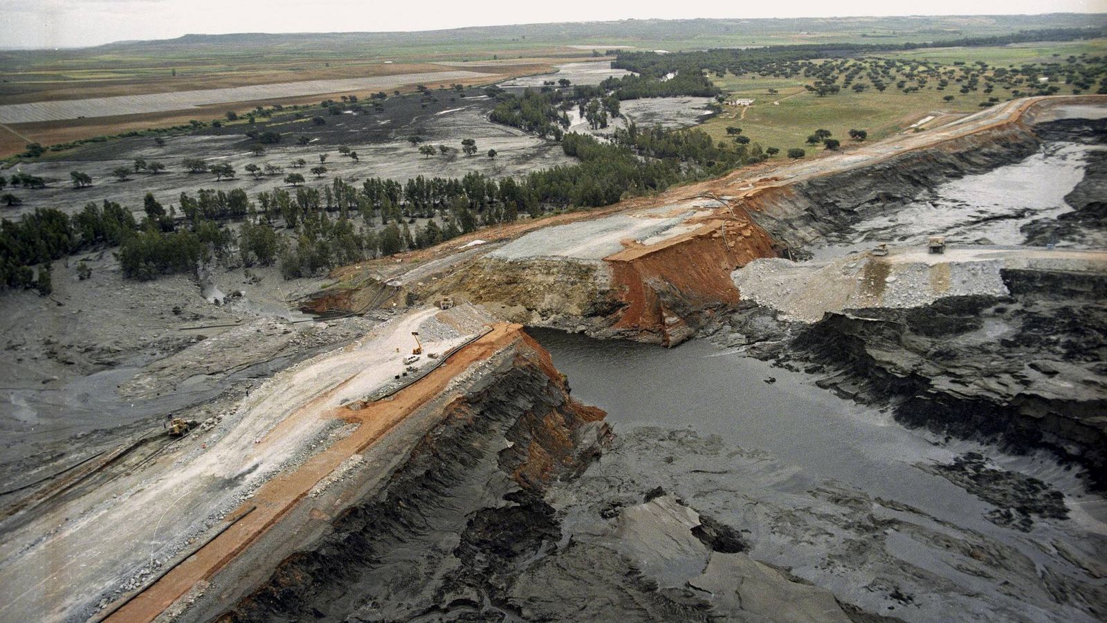 Foto: Fotografía de archivo (26/04/1998) de una vista aérea de la rotura del muro de contención de la mina de Aznalcóllar. (EFE)
