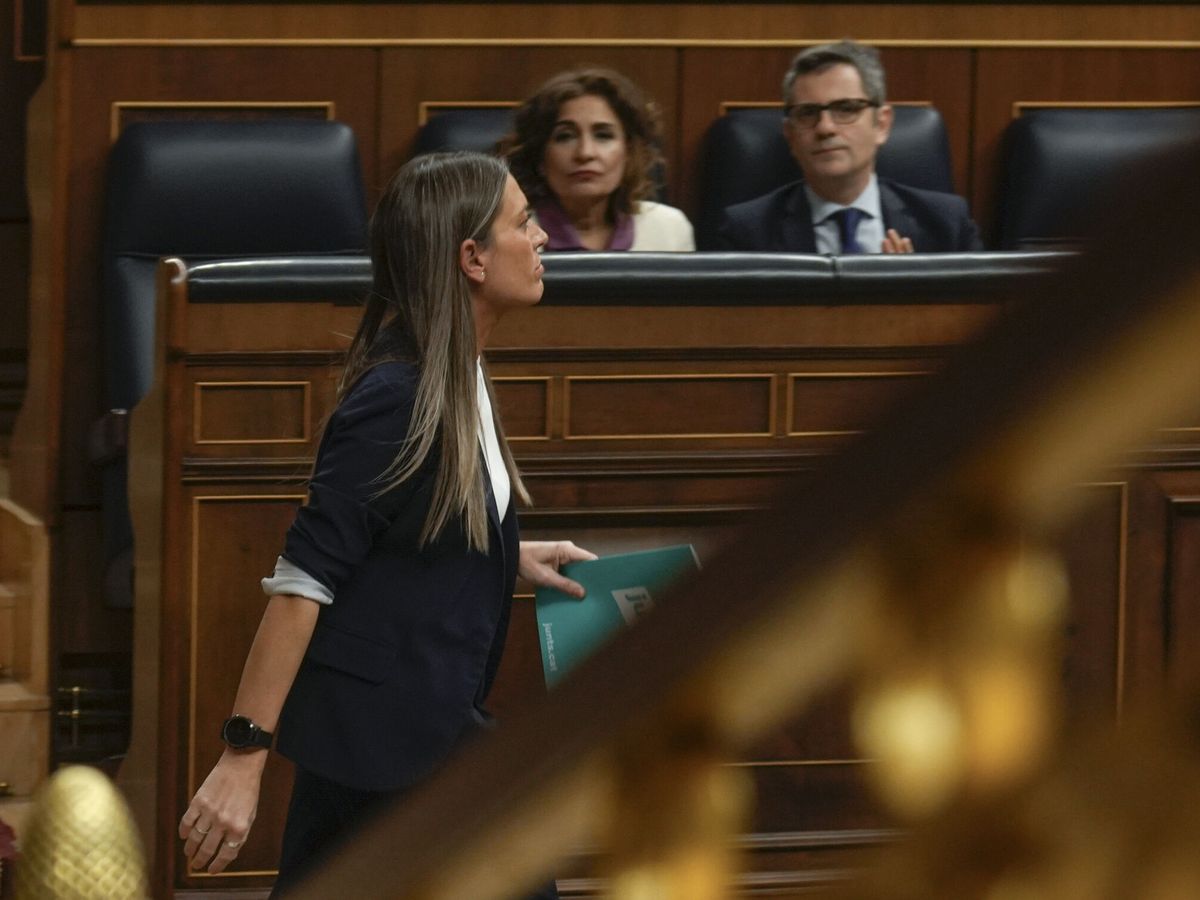 Foto: Miriam Nogueras pasa por delante del escaño de Pedro Sánchez, en el debate de la ley de amnistía en el Congreso. (EFE / Borja Sánchez-Trillo)