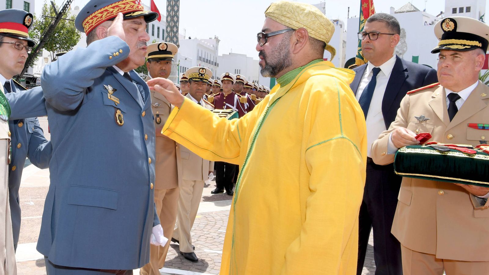 Foto: Un militar marroquí se cuadra ante el rey Mohamed Vi el pasado 31 de julio. (MAP)