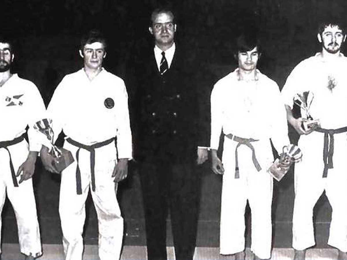 Foto: El príncipe Juan Carlos, con algunos karatecas, en el primer Campeonato de España celebrado en 1970. (RFEK)