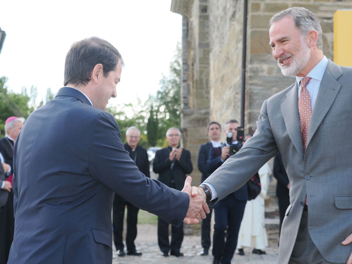 Foto: El presidente de la Junta de Castilla y León saludando al Rey Felipe VI. (Claudia Alba/Europa Press)