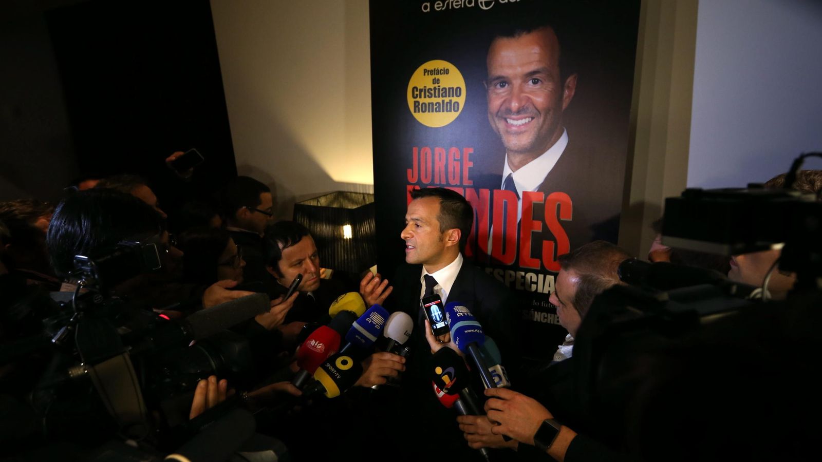Foto: En la imagen, Jorge Mendes atiende a los medios de comunicación durante la presentación de su libro (EFE)
