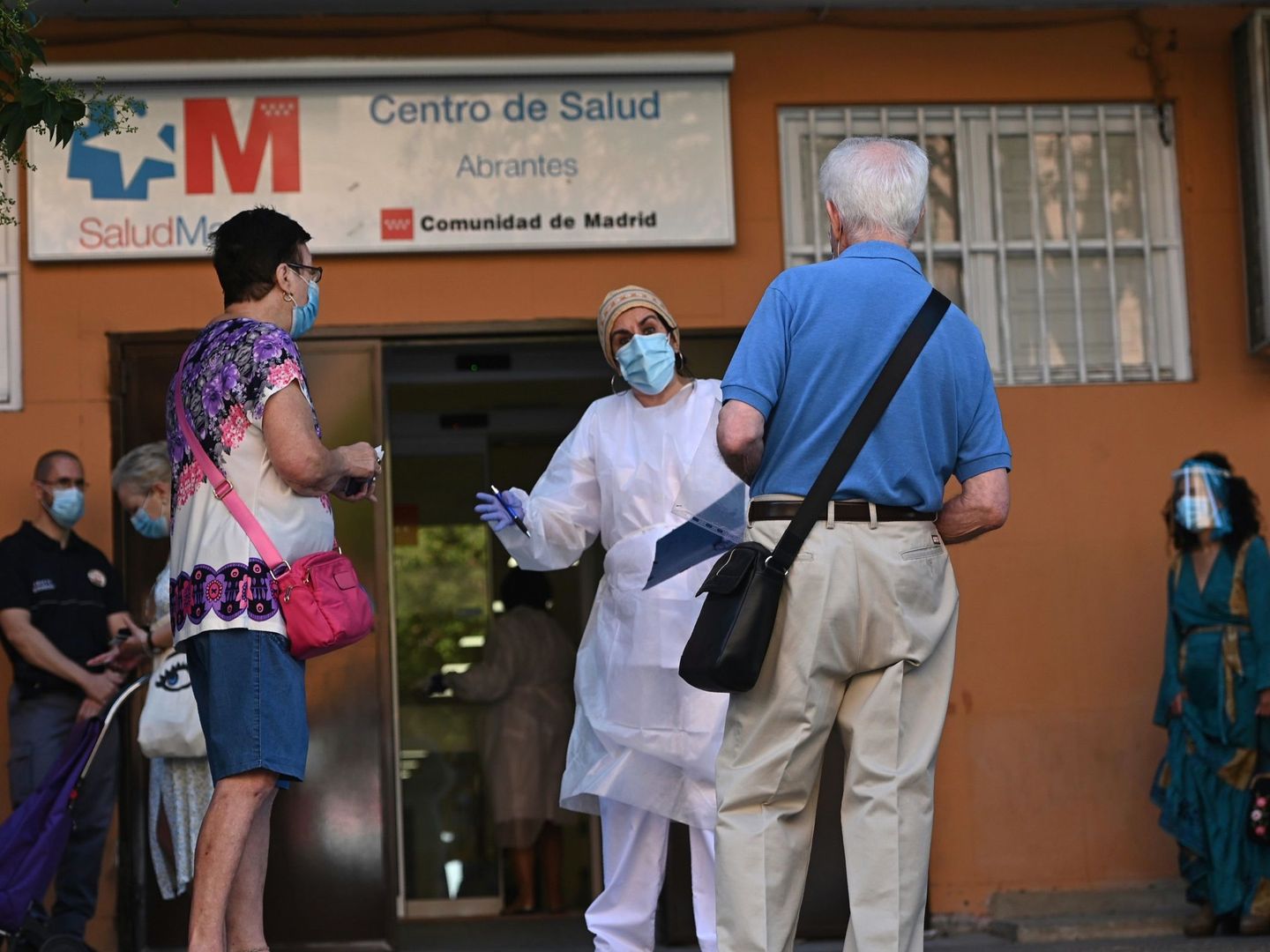Varias personas esperan su turno para las pruebas aleatorias de PCR en el Centro de Salud Abrantes, en el distrito de Carabanchel, en Madrid. (EFE)